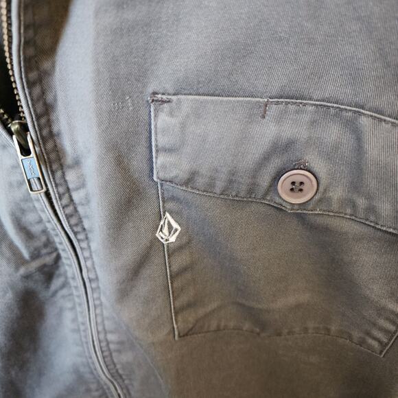 Volcom Men's Medium Gray Long Sleeve Button-Up Shirt Corp Cut Classic Style - Picture 9 of 9